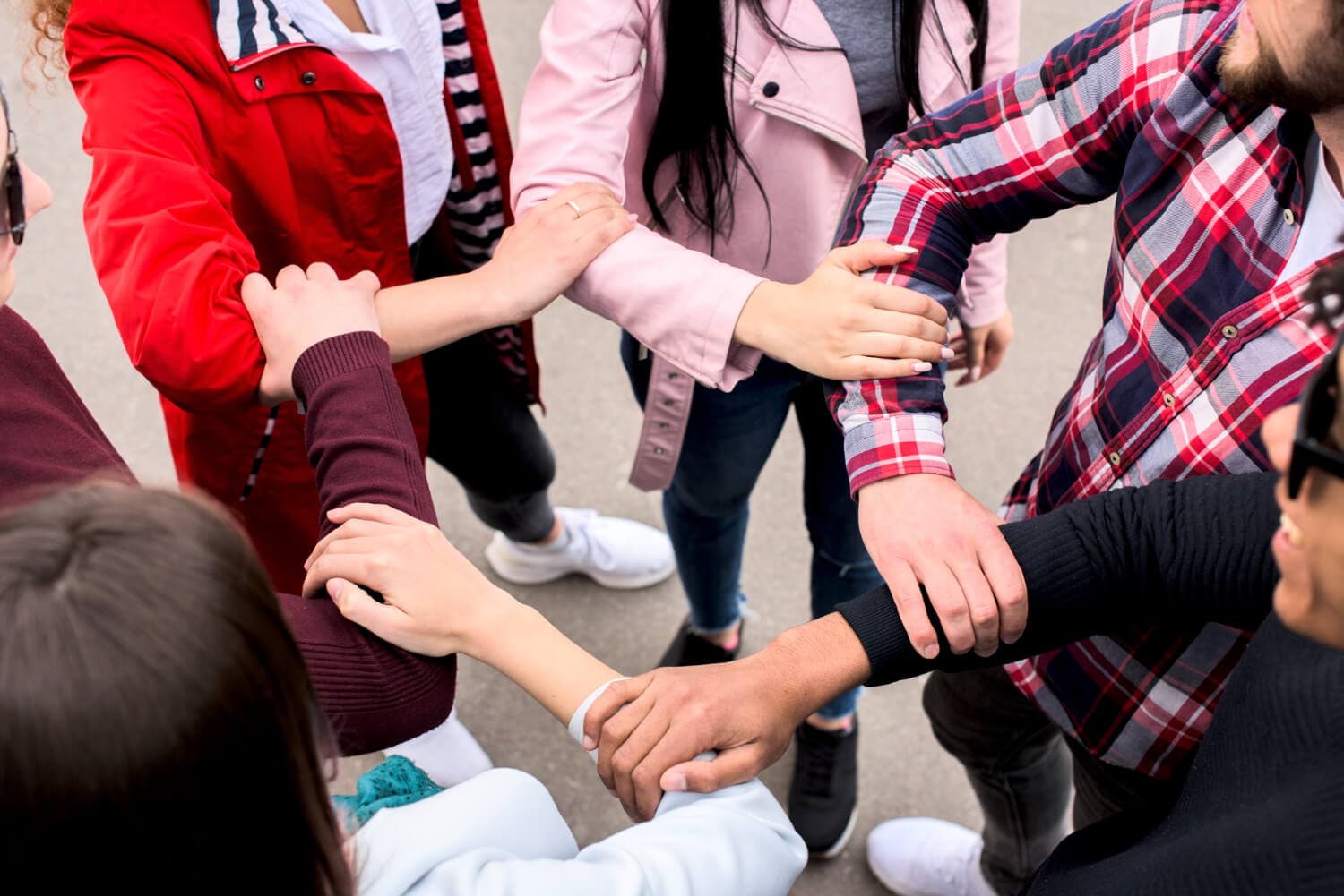 Fotografía de un grupo diverso de personas, incluyendo a individuos con autismo, mostrando apoyo y solidaridad, enfatizando la importancia de brindar apoyo emocional y práctico.