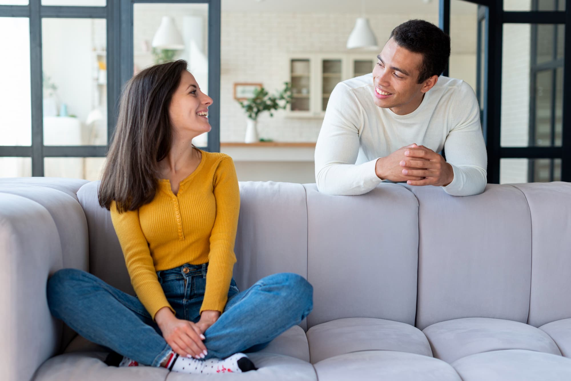 Una pareja feliz conversando y disfrutando de una comunicación efectiva y armoniosa en su relación.