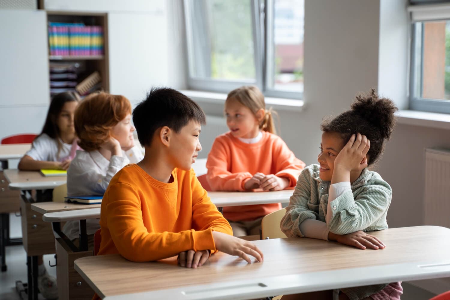 Aula inclusiva con niños con y sin discapacidades, destacando el papel crucial de la educación inclusiva en el apoyo a niñas con autismo.