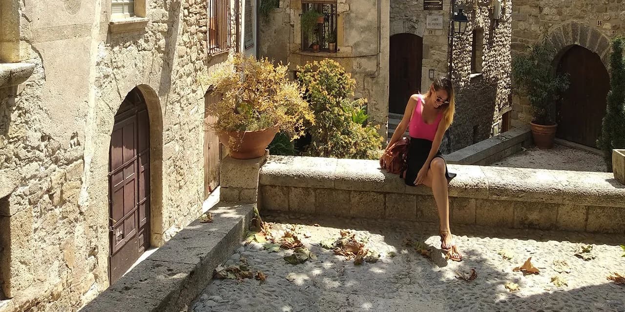 Irene Arnás sentada en un muro de piedra