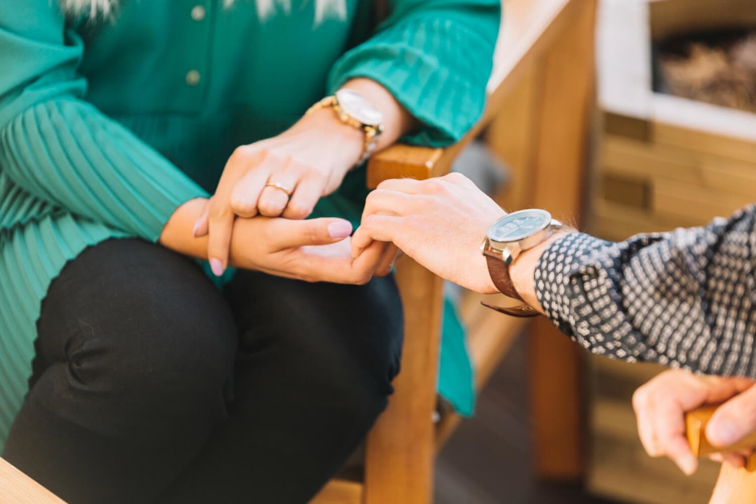 Dos personas apoyándose mutuamente, simbolizando el compromiso y la fidelidad.