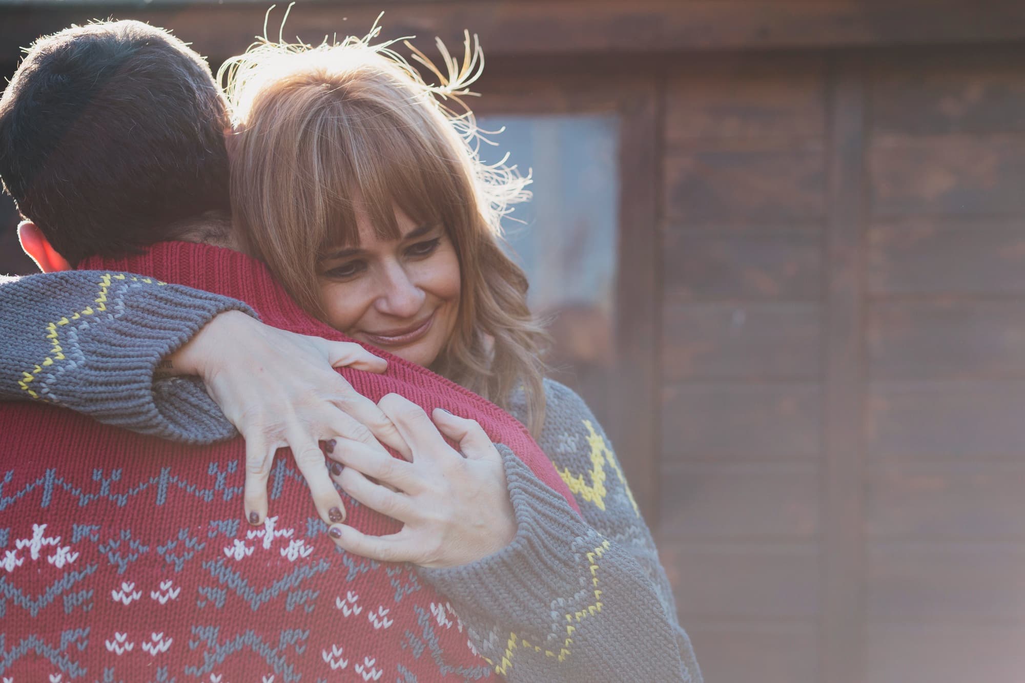 Una pareja feliz abrazándose después de superar la infidelidad con la ayuda de terapia de pareja.