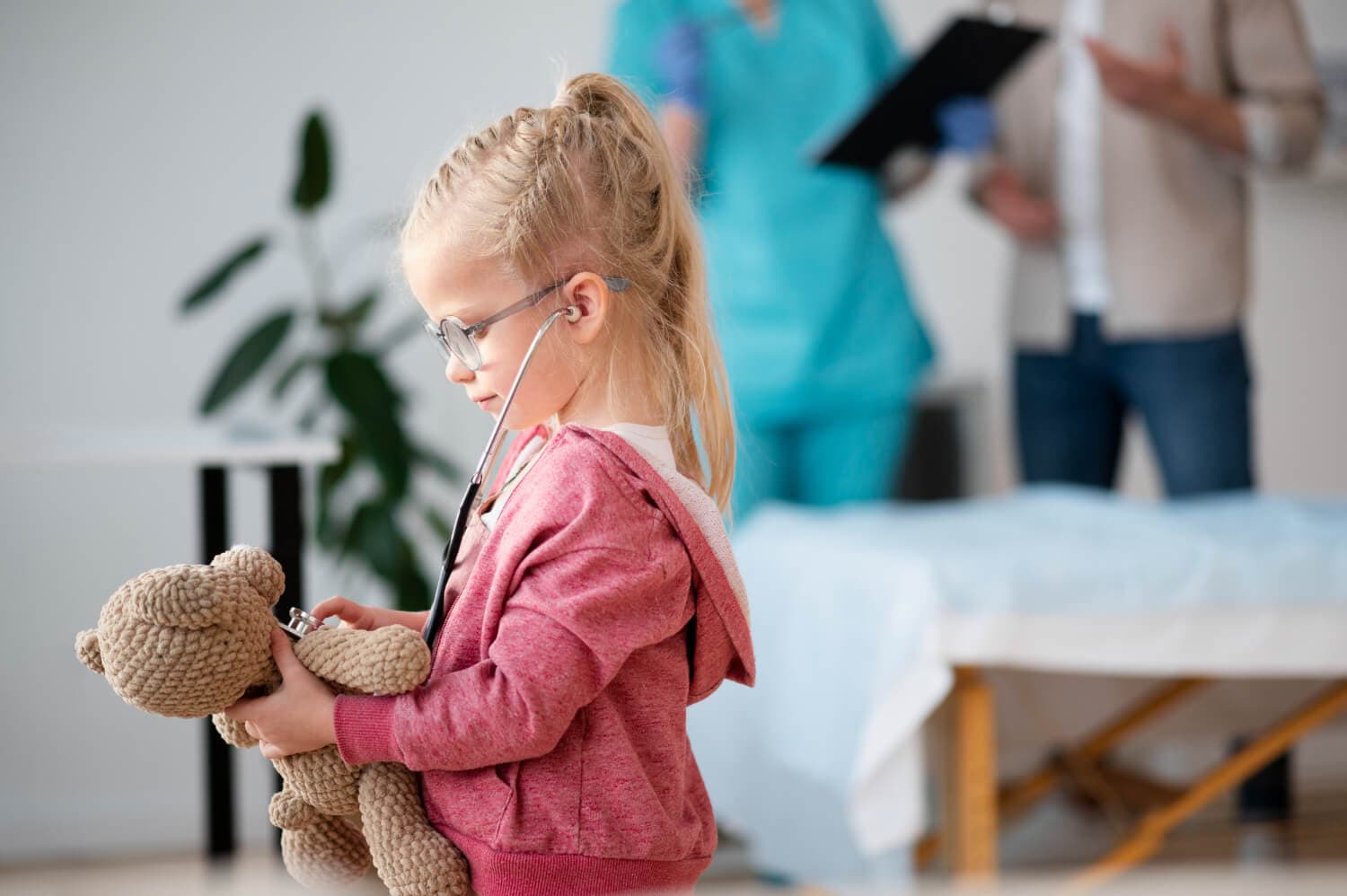 Niña esperando en la consulta médica, ilustrando las dificultades en el diagnóstico del autismo en niñas.