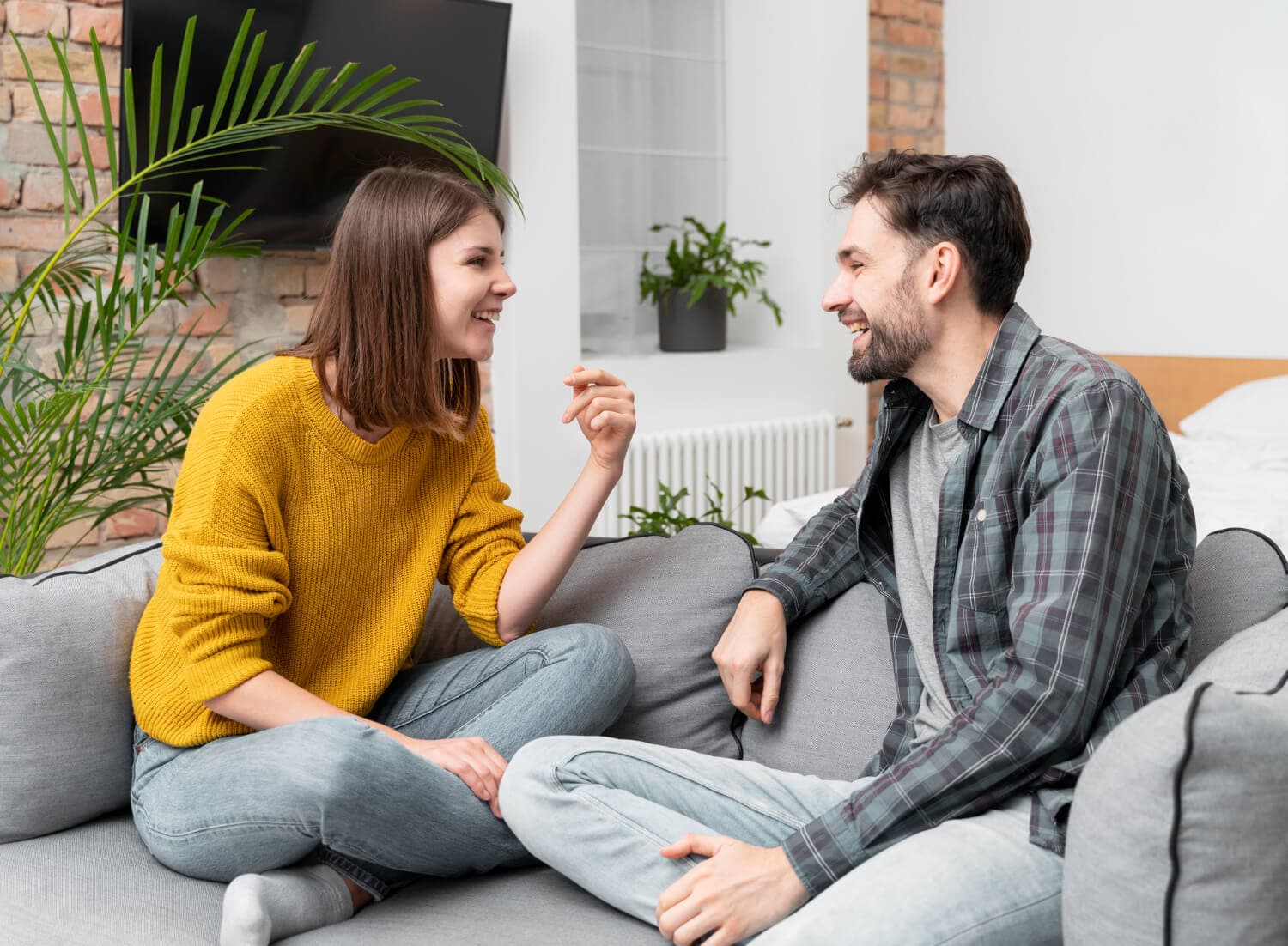 Pareja feliz conversando mientras aplican consejos para mejorar la comunicación en su relación.