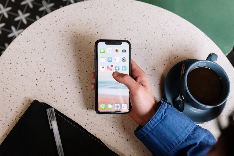 Mano con smartphone mostrando iconos de redes sociales y nubes de pensamiento con síntomas de ansiedad