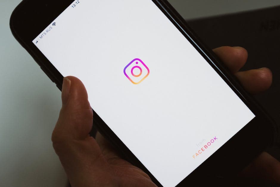 Persona consultando Instagram en su teléfono.
