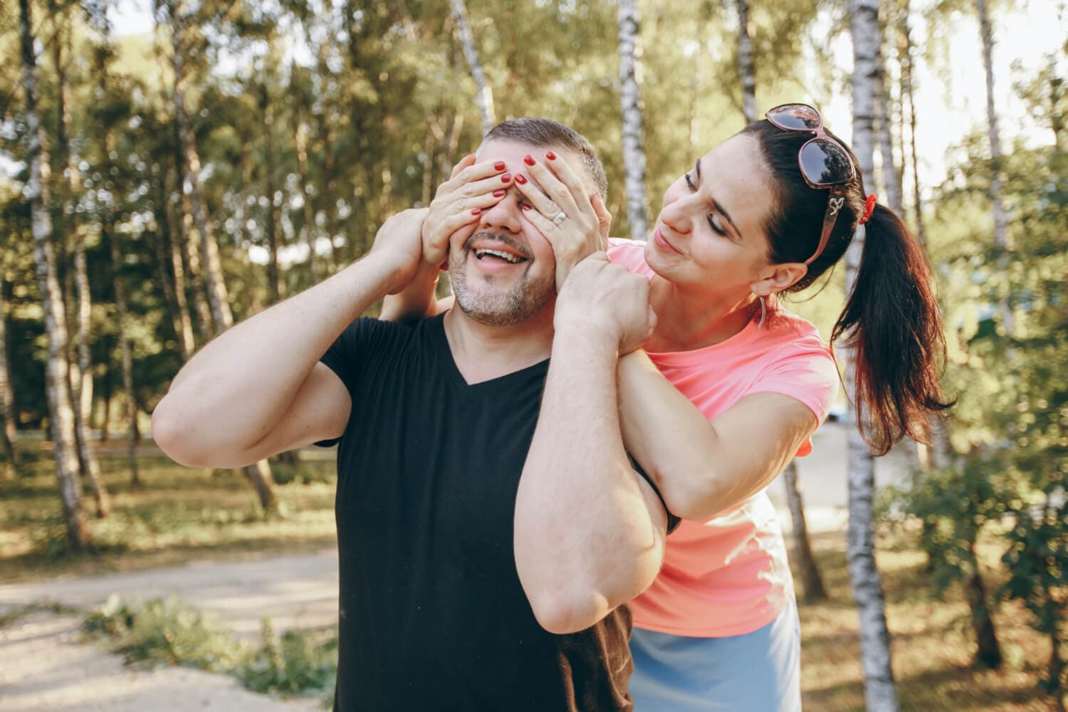 Pareja disfrutando de actividades al aire libre juntos.