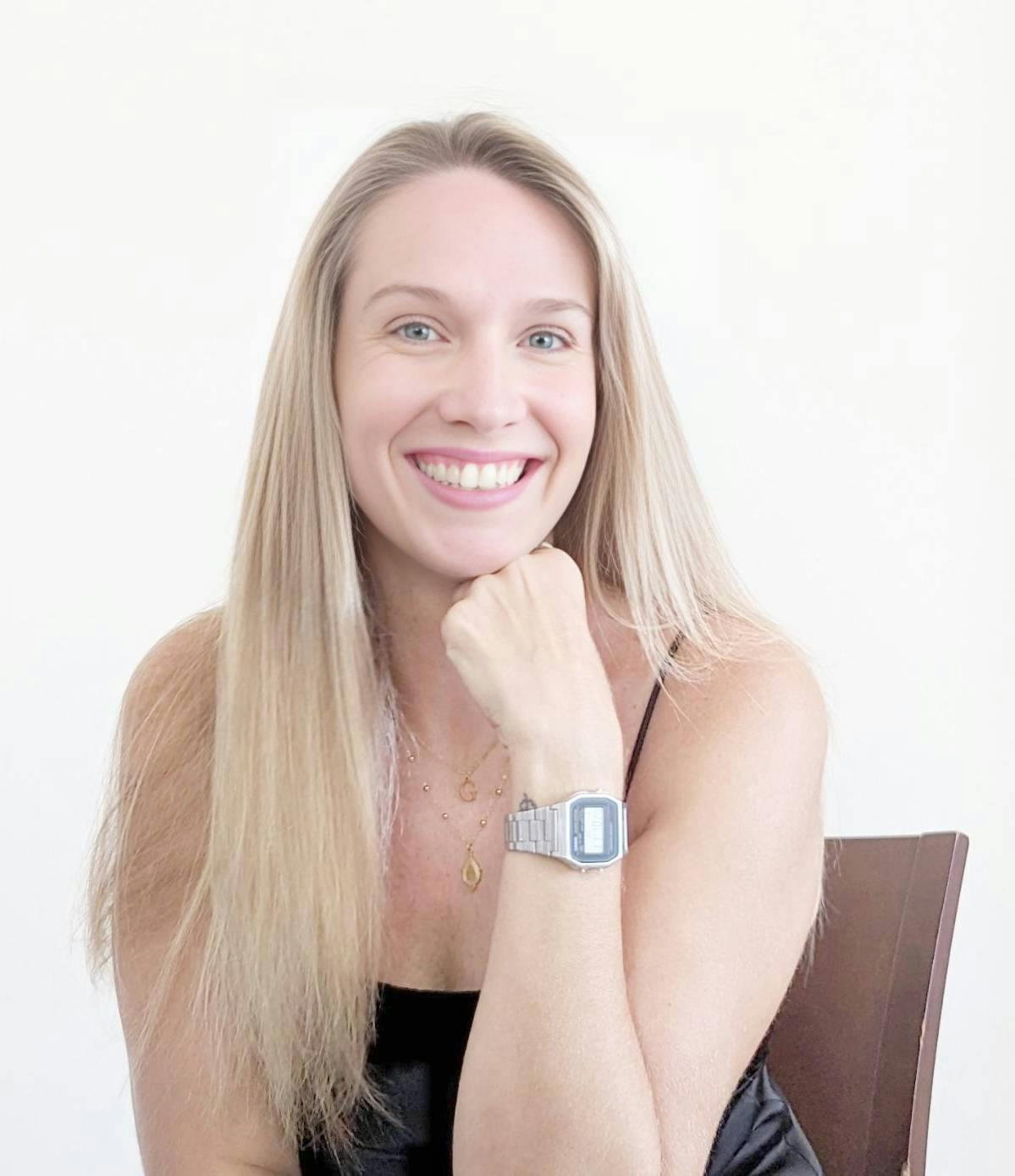 Irene Arnás, psicóloga experta en terapia de pareja y autismo en Las Palmas, sonriendo