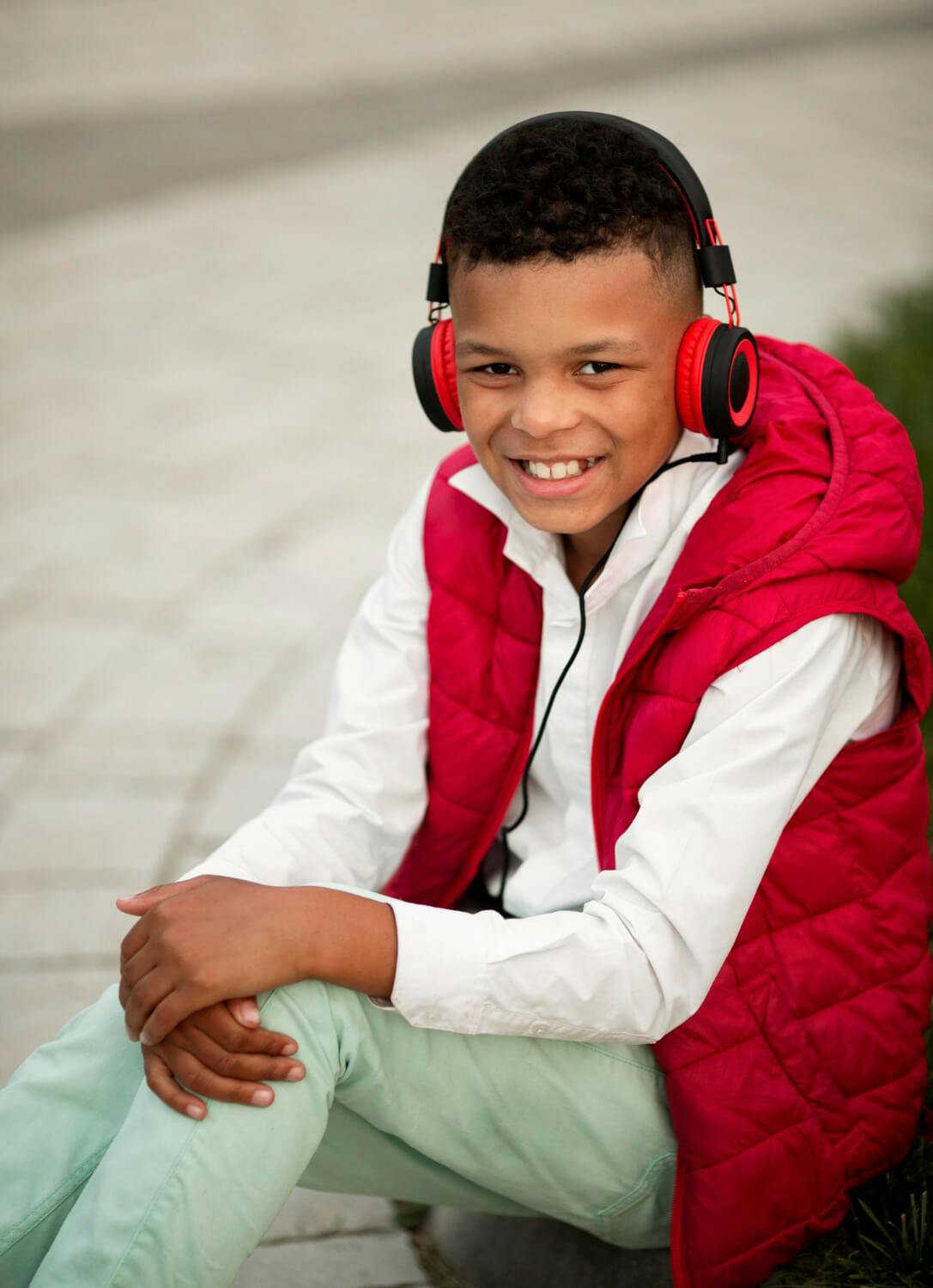 Un niño con autismo utilizando auriculares con cancelación de ruido como estrategia de afrontamiento para manejar situaciones ruidosas y abrumadoras durante el viaje.