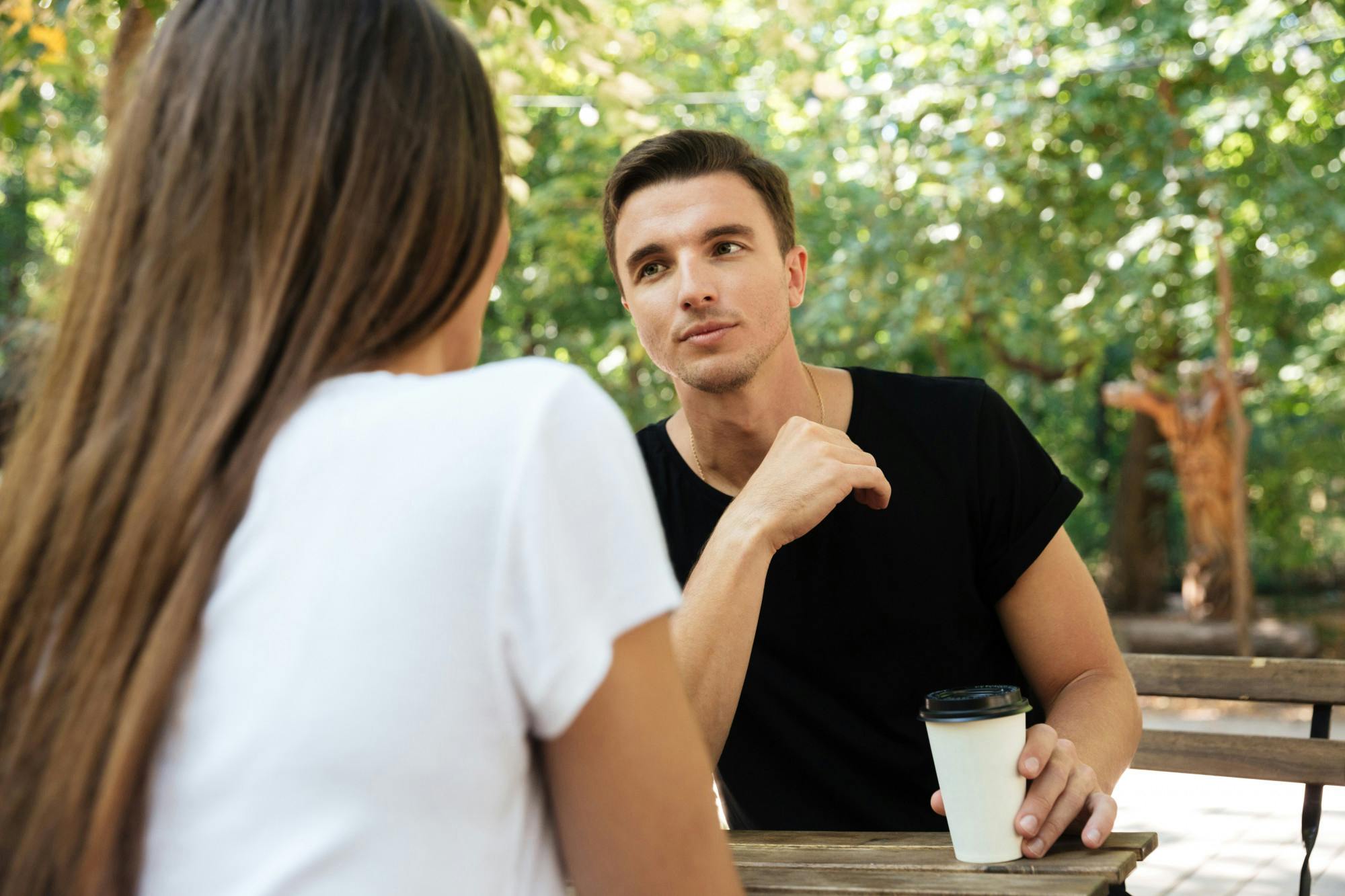 Una pareja conversando y escuchándose activamente durante una sesión de terapia de pareja para mejorar la comunicación.