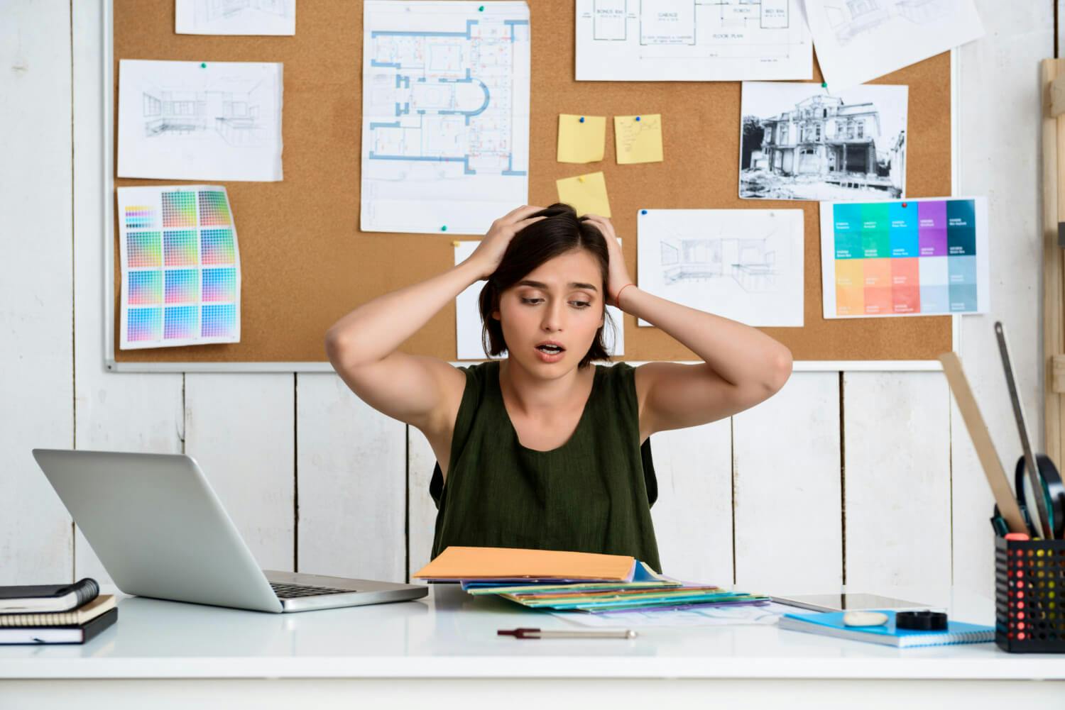 Imagen de un trabajador satisfecho y enfocado en sus tareas, demostrando cómo superar la ansiedad laboral puede llevar a un aumento en la productividad y el rendimiento laboral.