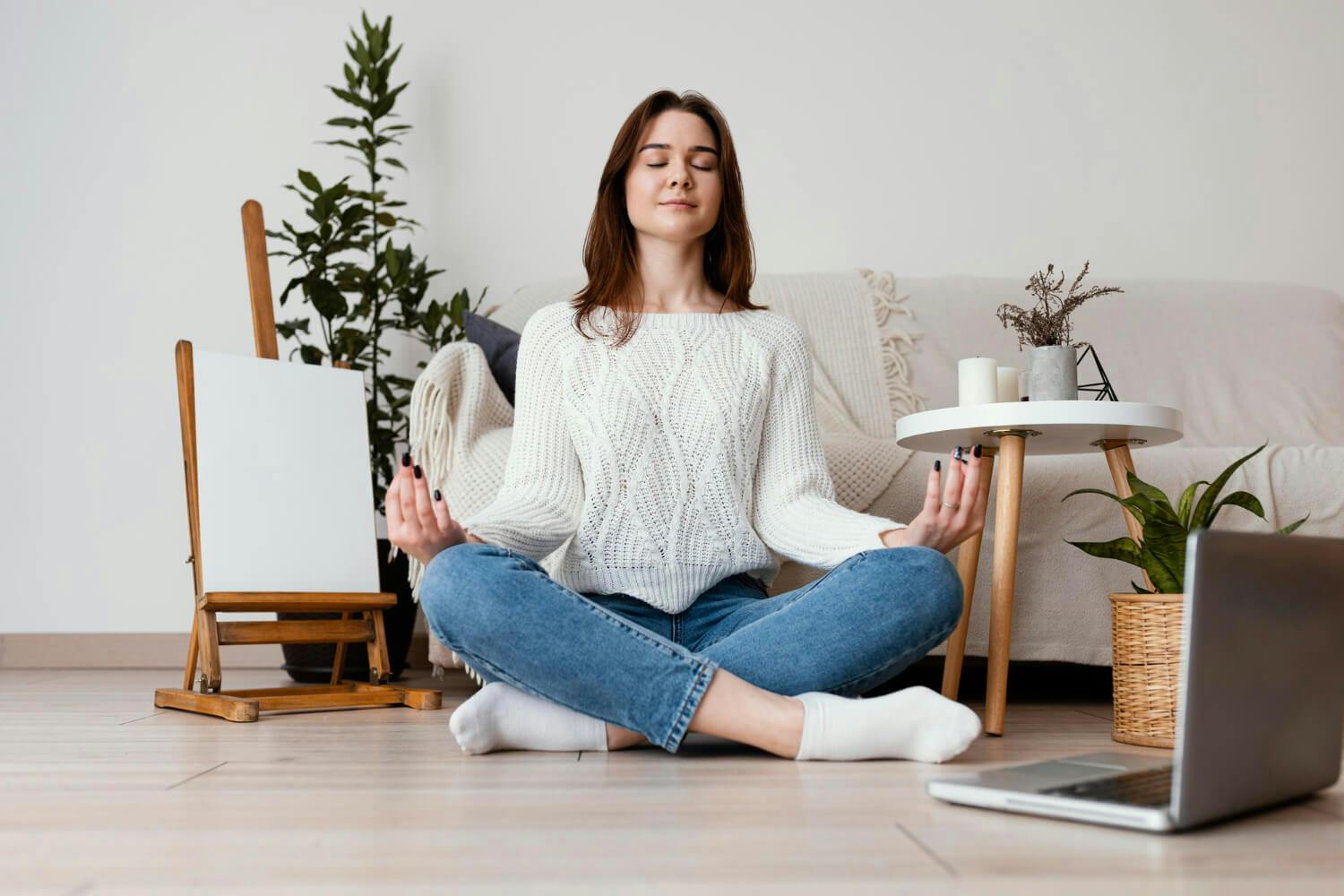 Mujer sentada en posición de loto practicando respiración profunda para reducir ansiedad y facilitar el sueño.