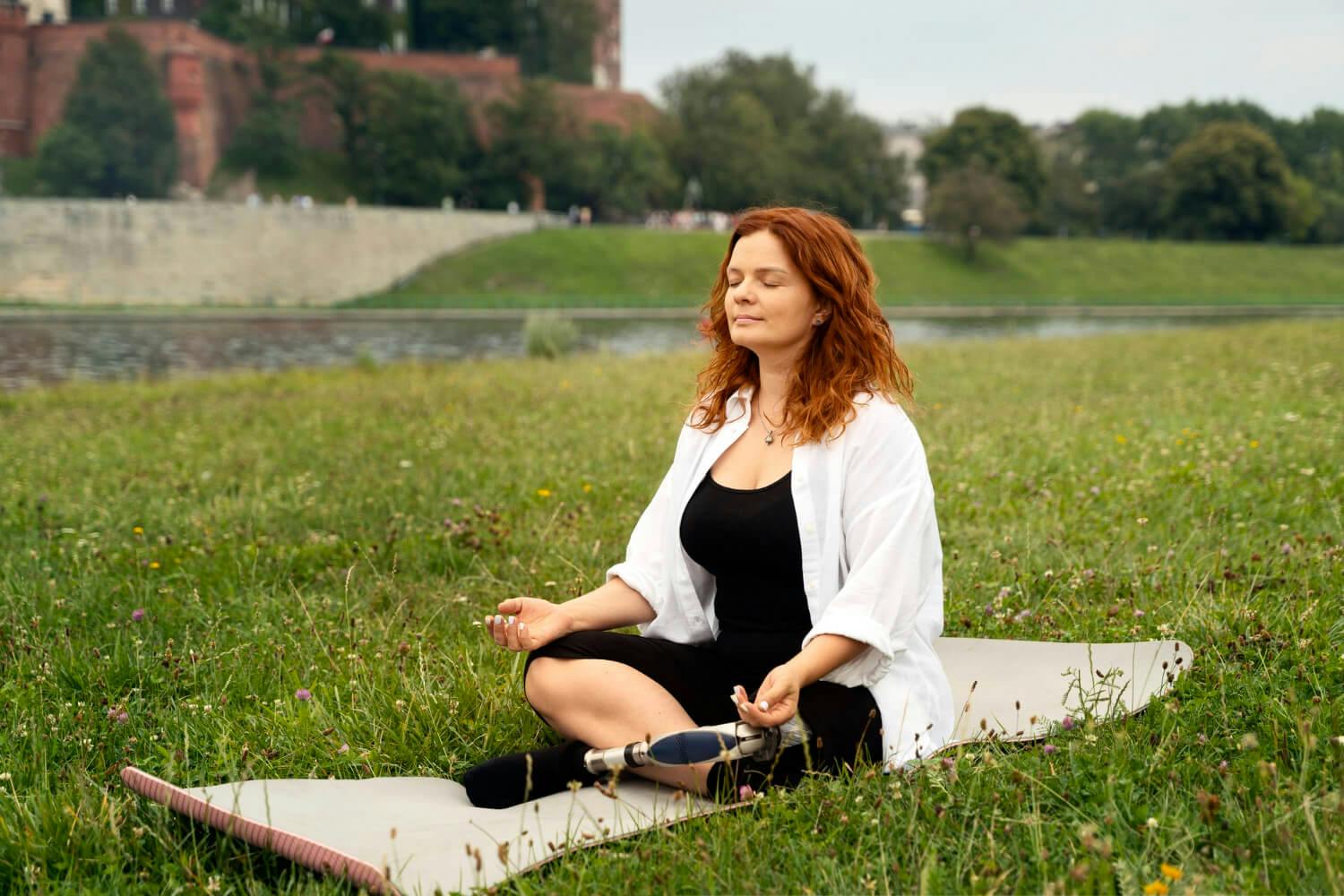 Una persona meditando en un parque como parte de las técnicas de relajación para mejorar su autocontrol emocional y reducir la ansiedad.