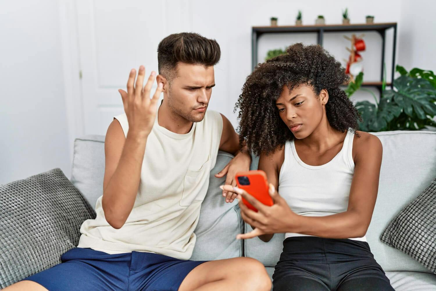 Una pareja discuta al encontrar señales de infidelidad en redes sociales.