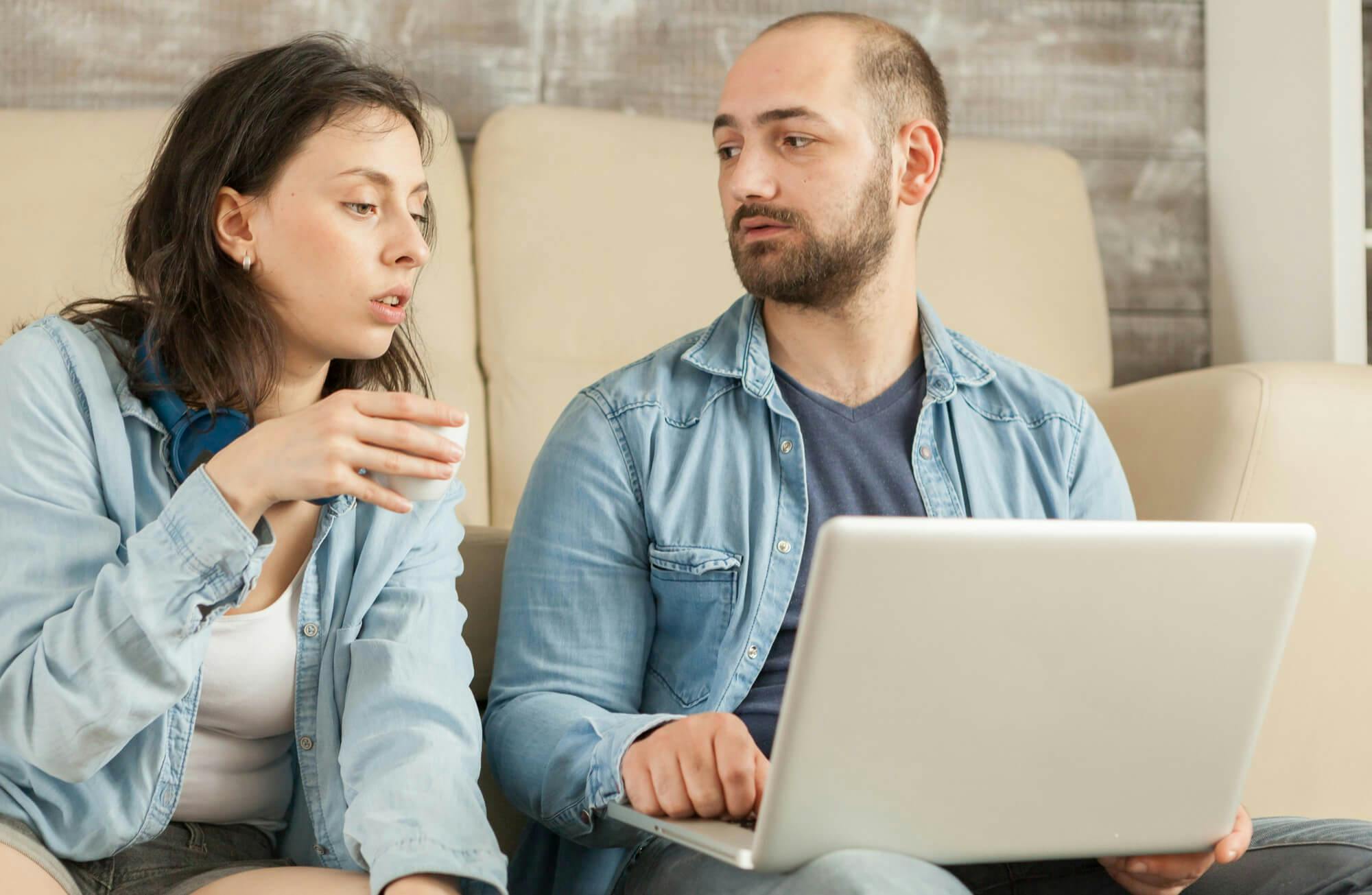 Psicólogo online brindando terapia a una pareja, ayudándoles a enfrentar y superar los celos en su relación.
